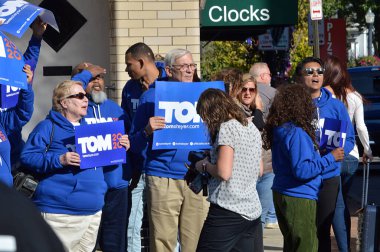 Westerville, Ohio 15 Ekim 2019: 2020 DNC münazarasının arifesinde Otterbein Koleji yakınlarında siyasi aday destekçileri ve protestocular. Özellikler: Başkan adayı Tom Steyer 'ın destekçileri