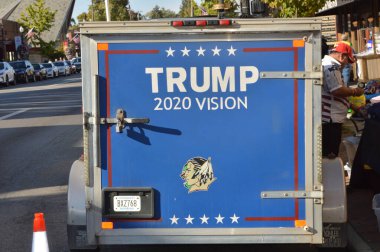 Westerville, Ohio 15 Ekim 2019: 2020 DNC münazarasının arifesinde Otterbein Koleji yakınlarında siyasi aday destekçileri ve protestocular. Seçim kampanyası için Trump yanlısı destekçiler.