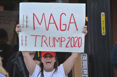 Westerville, Ohio 15 Ekim 2019: 2020 DNC münazarasının arifesinde Otterbein Koleji yakınlarında siyasi aday destekçileri ve protestocular. Seçim kampanyası için Trump yanlısı destekçiler.