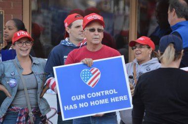 Westerville, Ohio 15 Ekim 2019: 2020 DNC münazarasının arifesinde Otterbein Koleji yakınlarında siyasi aday destekçileri ve protestocular. Seçim kampanyası için Trump yanlısı destekçiler.