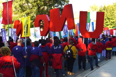 Westerville, Ohio, 15 Ekim 2019: SEIU 1199 WV / KY / OH Batı Virginia, Kentucky ve Ohio Sosyal Hizmetler Birliği. CNN 'deki DNC tartışmasından önce protestocular kentte yürüdü.