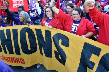 Westerville, Ohio, 15 Ekim 2019: SEIU 1199 WV / KY / OH Batı Virginia, Kentucky ve Ohio Sosyal Hizmetler Birliği. CNN 'deki DNC tartışmasından önce protestocular kentte yürüdü.