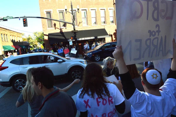 Westerville, Ohio 15. Oktober 2019: Anhänger und Demonstranten politischer Kandidaten in der Nähe des Otterbein College am Vorabend der DNC-Debatte 2020. Unterstützer für Präsidentschaftskandidatin Elizabeth Warren. — Stockbild Westerville Ohio Oktober 2019 Anhänger Und Demonstranten Politischer Kandidaten Der — Stockfoto