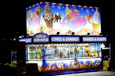 Columbus, Ohio-ABD 11 Ekim 2019: PBR Profesyonel Boğa Binicileri Etkinliği Columbus 'taki Ohio Eyalet Fuarı' nda. Dondurma büfesi etkinliğin dışında.