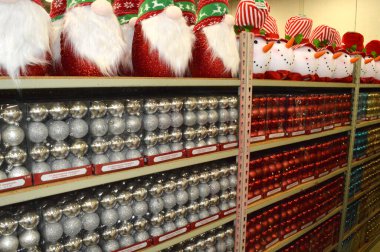 Columbus, Ohio-ABD 13 Ekim 2019: Çeşitli Noel ampulleri sergileniyor.