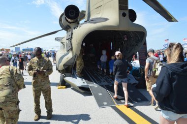 Cleveland, OH-USA 31 Ağustos 2019: Cleveland Ulusal Hava Gösterisinde CH-47 Chinook Askeri Kargo Uçağı.