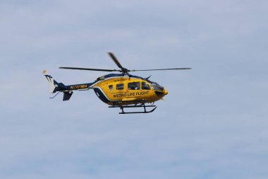 Cleveland, OH-USA 31 Ağustos 2019: Cleveland Ulusal Hava Şovu Metro Yaşam Uçuş Tıbbi Helikopteri Flyby.