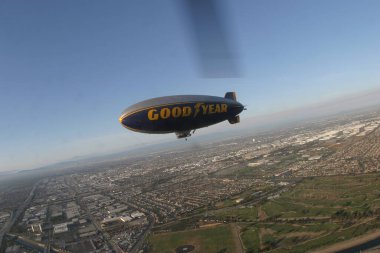 CARSON, CA USA - 5 Haziran 2011 Goodyear balonu. Goodyear balonu Goodyear Lastik ve Lastik Şirketi tarafından reklam amaçlı kullanılan balon filosundan herhangi biri..