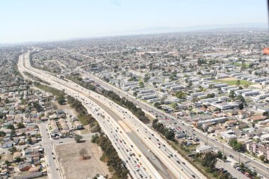 Los Angeles, CA / USA 21 Ekim 2010: Los Angeles 'ın kuzeyi ve güneyine uzanan 110 otobanın havadan görünüşü .