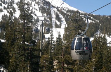 Mamut Gölleri, CA / USA Circa-December 2007 Kapalı Kayak konuğu Mammoth Dağı 'na nakledildi.