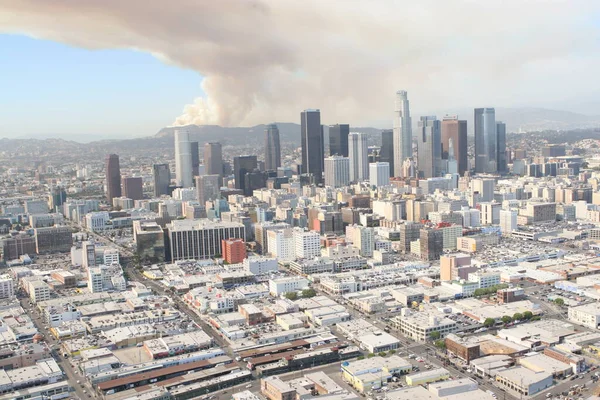 2011年3月23日 美国加利福尼亚州洛杉矶 爱丽儿俯瞰洛杉矶下城 向好莱坞山方向大火熊熊燃烧 — 图库照片