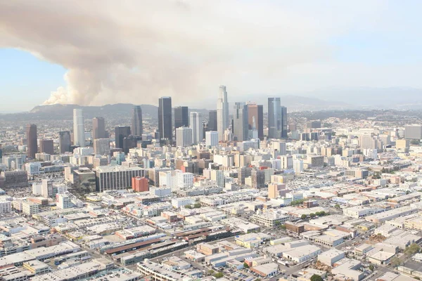 2011年3月23日 美国加利福尼亚州洛杉矶 爱丽儿俯瞰洛杉矶下城 向好莱坞山方向大火熊熊燃烧 — 图库照片