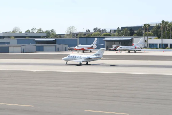 Santa Monica Usa September 2010 Small Aircraft Landing Runway Santa — Stock Photo, Image