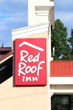 Chattanooga, Tennessee, 26 Mayıs 2020, Red Roof Inn, ABD 'de bir ekonomik otel zinciri. Kızıl Çatı, başta Orta Batı, Güney ve Doğu Amerika 'da olmak üzere küresel çapta 650' den fazla mülke sahiptir.