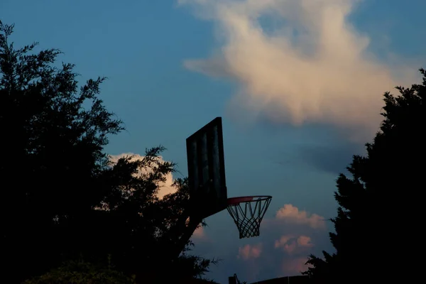 Atlanta Georgia Juni 2019 Basketbal Doel Silhoutte Tegen Bewolkte Lucht — Stockfoto