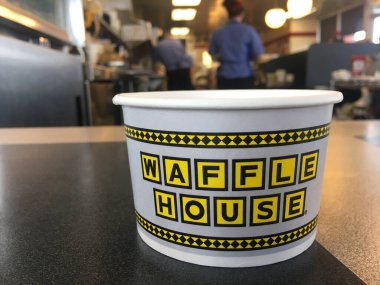 Columbus Ohio 5 Aralık 2020 Waffle House arka planda çalışanları ile servis bardağı.