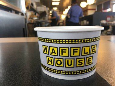 Columbus Ohio 5 Aralık 2020 Waffle House arka planda çalışanları ile servis bardağı.