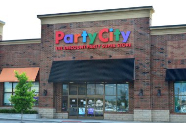 Columbus, OH / USA - 24 Temmuz 2017: Party City Discount Super Store dış görünüş. Party City, parti malzemeleri satan bir Amerikan mağaza zinciri..