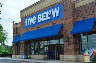 Columbus, OH - 24 Temmuz 2017: Aşağıda 5, 20 eyalette 350 'den fazla perakende mağazası var.