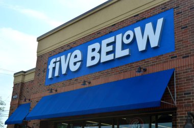 Columbus, OH - 24 Temmuz 2017: Aşağıda 5, 20 eyalette 350 'den fazla perakende mağazası var.