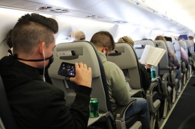 Burbank CA 30 Ekim 2020 Yolcu Bir havayolu uçuşu sırasında elektronik cihaz üzerinde.