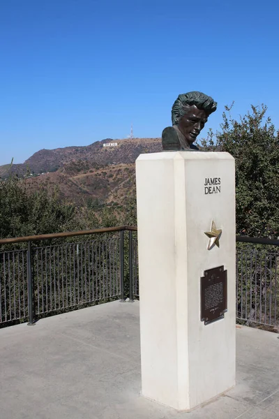 ロサンゼルスCa 2020年10月29日グリフィスパーク天文台 伝説の俳優ジェームズ ディーンの象徴的な像 — ストック写真