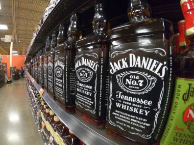 Columbus, Ohio 12 Kasım 2019, çeşitli marka içkiler sergileniyor. Burada Jack Daniels viskisi sergilenmektedir..