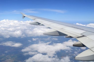 Los Angeles, CA / USA Mart 31, 2011: Uçak penceresinden bakın. Uçak kanadı uçuyor..