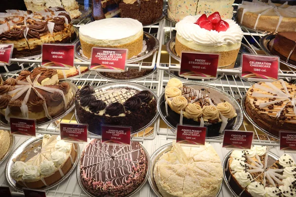 Polaris Ohio 18 Ocak 2021 Cheesecake Factory Restoranı 'nda çeşitli peynirli kekler ve tatlılar var..