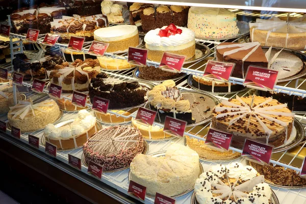 Polaris Ohio 18 Ocak 2021 Cheesecake Factory Restoranı 'nda çeşitli peynirli kekler ve tatlılar var..