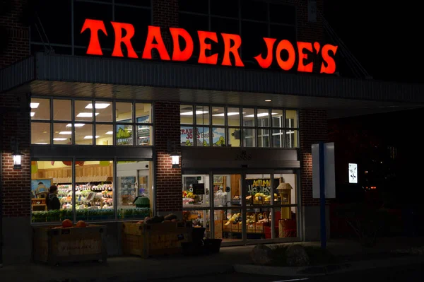 Columbus, OH / USA 22 Aralık 2018 Tüccar Joe 'nun dış görünüşü ve imzası. Tüccar Joe 's, merkezi Monrovia, CA' da bulunan özel marketler zinciri..