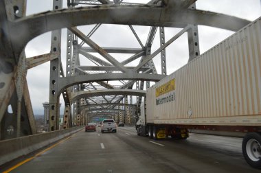 Louisville Kentucky, 15 Şubat 2020 Kentucky köprüleri I-71 otobanından görülebiliyor..