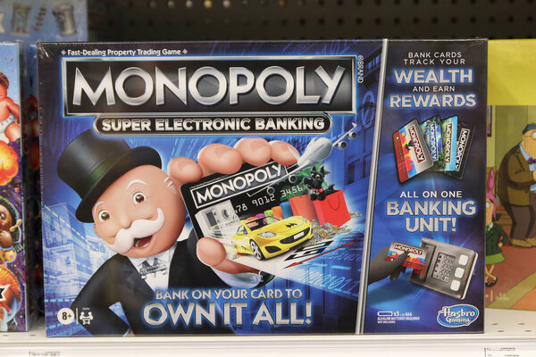 Колумбус Огайо Декабрь 16, 2020 Hasbro Monopoly Board Game Electronic Banking Edition.