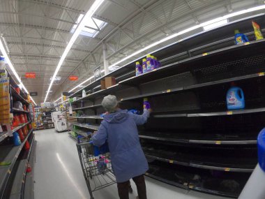 Columbus, Ohio-ABD 17 Mart 2020 Yerel süpermarketler tüketiciler COVID-19 Coronavirus salgınına tepki gösterirken neredeyse boş raflar bıraktı.