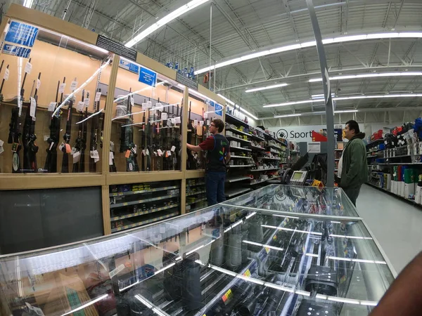 Columbus Ohio December 2019 Customer Inquires Guns Rifles Sporting Goods — 스톡 사진