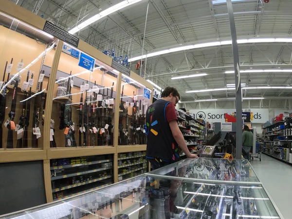 Columbus Ohio December 2019 Customer Inquires Guns Rifles Sporting Goods — 스톡 사진