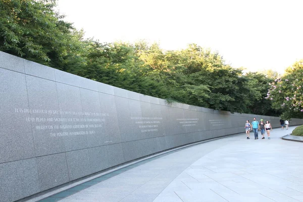 ワシントンDc 2021年6月26日彼の有名なスピーチのいくつかからの壁の碑文の挿入とMlk記念碑 — ストック写真