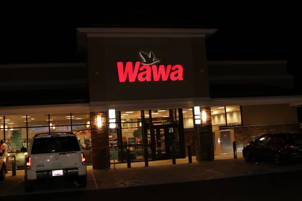 Washington DC 26 Haziran 2021 Wawa Benzin İstasyonu ve Uygun Mart.