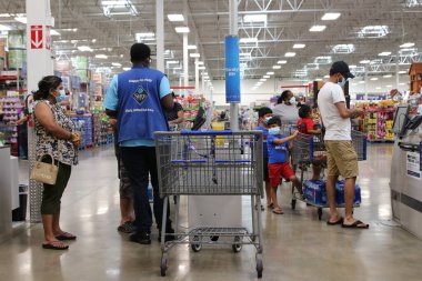 Columbus, Ohio 17 Kasım 2019: Sam 's Club' da müşteriler çıkış kuyruğunda.