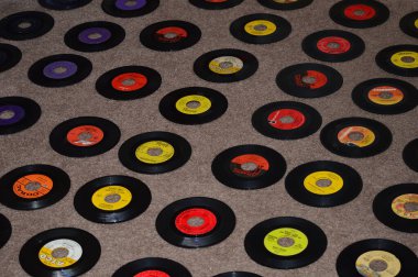 Columbus, Ohio 1 Ocak 2018: 50 'li, 60' lı, 70 'li yıllarda müzik Nostaljisi 4rpm kayıtları ses iletimi için bir iğne ile plak platformunda çalındı.