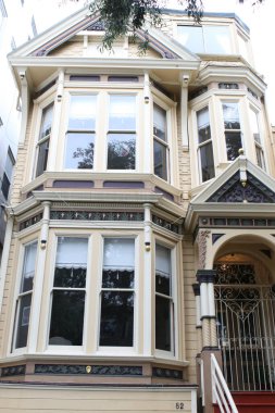 San Francisco, CA-USA 05 Mayıs 2011: San Francisco 'daki popüler Viktorya dönemi evlerinin Boyalı Bayanlar Sırası.