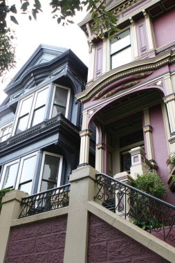 San Francisco, CA-USA 05 Mayıs 2011: San Francisco 'daki popüler Viktorya dönemi evlerinin Boyalı Bayanlar Sırası.
