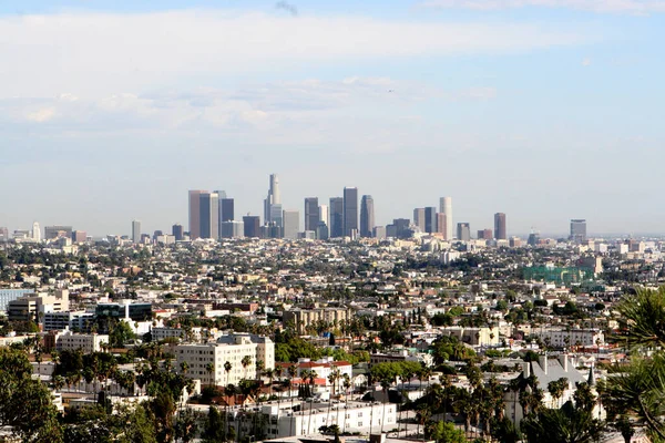2011年7月至2011年7月 洛杉矶天际线从好莱坞山的有利位置出发 — 图库照片