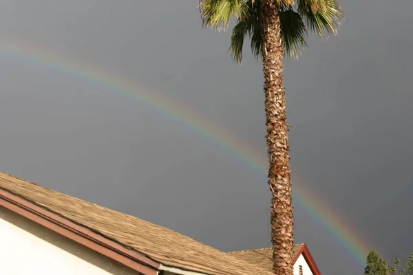 Los Angeles Usa Eylül 2011 Çatıların Üzerinde Gökkuşağı Delinmesi — Stok fotoğraf