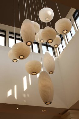 Los Angeles, CA, 12 Ağustos 2025 Waymo Kendi kendine giden araç açık hava koşullarında ıssız bir caddede ilerliyor..