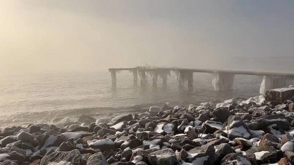Kışın Karadeniz kıyısında terk edilmiş eski bir rıhtımda buz.