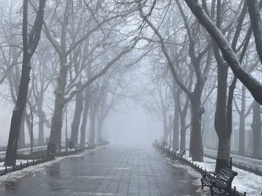 Eski şehrin sokaklarında sis var