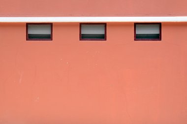 bir tuğla rengi duvarda üç vent kurutma makinesi