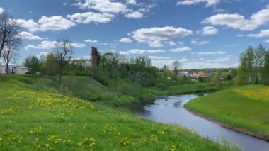 Nehirli manzara ve bulutlu mavi gökyüzü