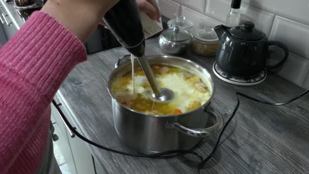 Wanita Menyiapkan Sup Labu Dalam Sebuah Saucepan Menuangkan Krim Dalam — Stok Video